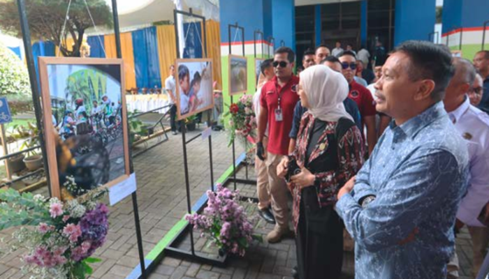 MOMEN BERSEJARAH: Mantan Pj Wali Kota Malang Wahyu Hidayat (depan) melihat pameran foto-foto kegiatan di Perumda Tugu Tirta (PDAM) Kota Malang, kemarin.