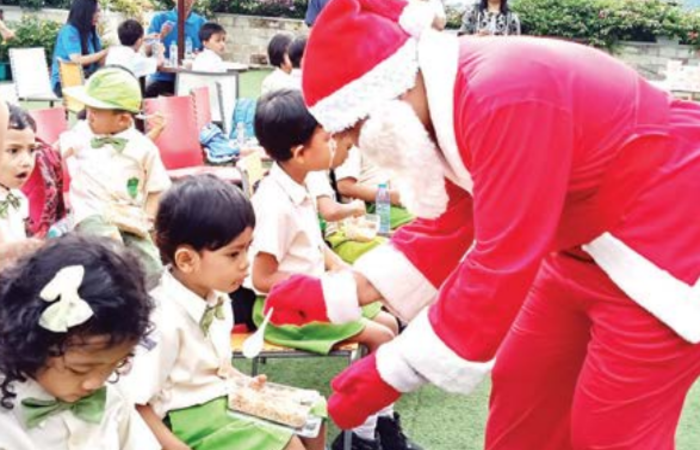 SEMARAK: Breakfast with Santa yang hadir di Sky Garden Matos jadi salah satu momen yang ditunggu oleh para pengunjung.
