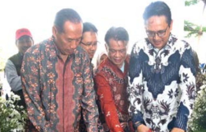 SINERGI DENGAN JEPANG: Wamendiktisaintek RI Prof Fauzan (kiri) menggunting pita bersama Dirjen Riset dan Pengembangan Fauzan Adziman PhD (kanan) dan Dekan Fakultas Vokasi UMM Prof Dr Tulus Winarsunu