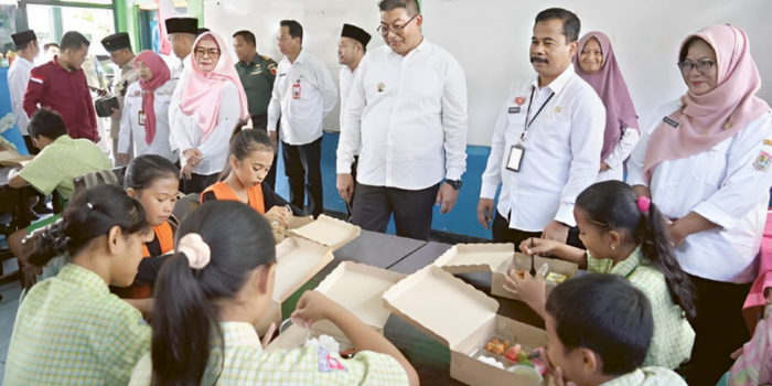 MENUJU INDONESIA EMAS: Ratusan siswa SDN 1 Baturetno, Singosari menikmati menu yang disuguhkan dalam uji coba makan bergizi gratis kemarin (18/12).