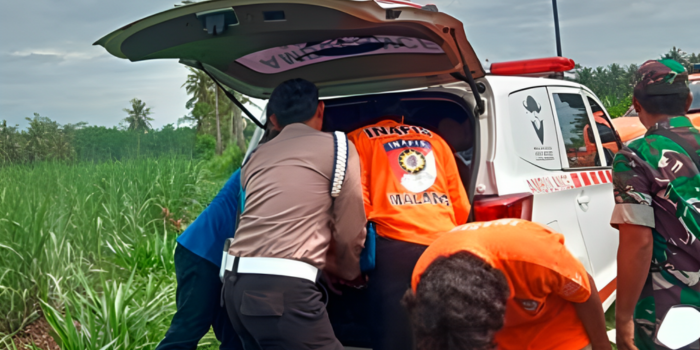 MASIH DISELIDIKI: Aparat kepolisian mengevakuasi jenazah korban yang ditemukan di gubuk persawahan esa Jenggolo, Kecamatan Kepanjen.