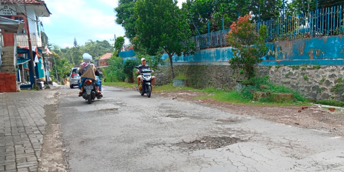 SEGERA DIASPAL: Pengendara melintasi jalan Desa Sitirejo, Kecamatan Wagir, kemarin (18/12). Ruas jalan di kawasan tersebut banyak yang berlubang.