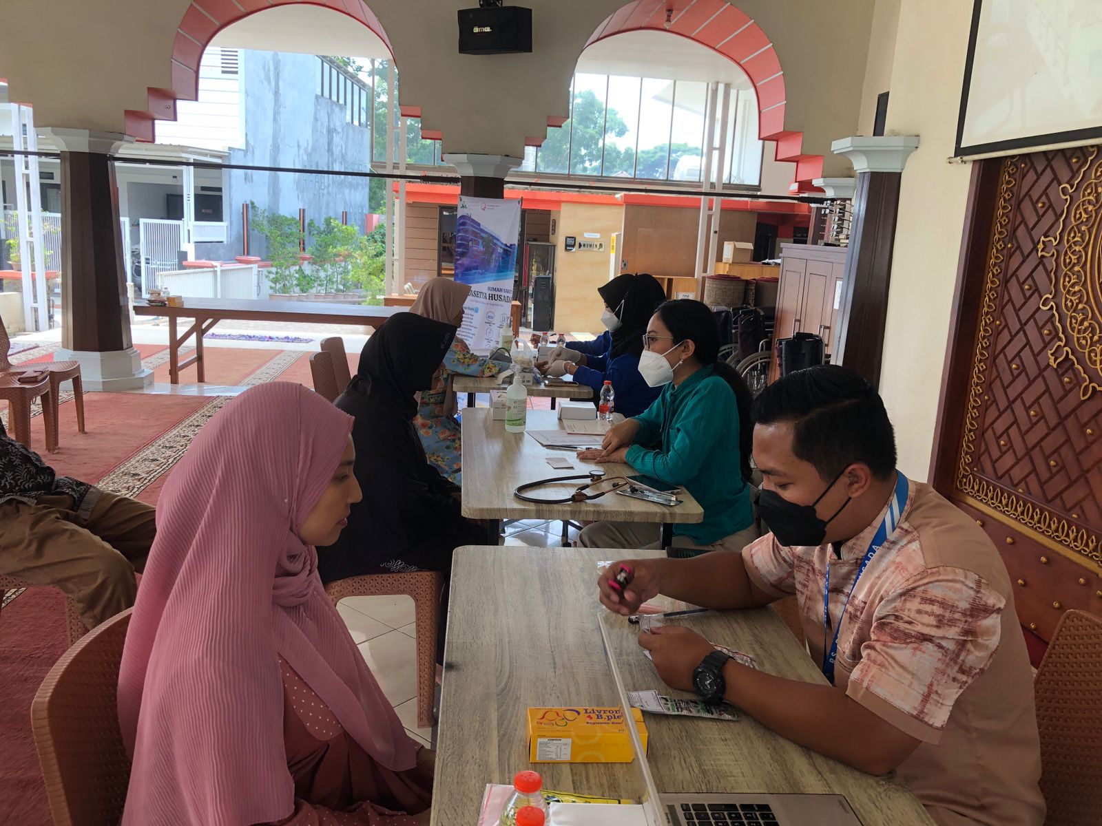 KOLABORASI: Tim Nakes RS Prasetya Husada bersama tim PMI Kota Malang saat melayani pemeriksaan kesehatan gratis dan donor darah.