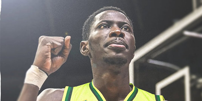 Malick Diouf mengenakan jersey Pacific Caesar Surabaya.