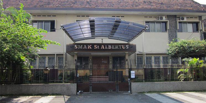 Potret halaman depan SMA Katolik St Albertus Kota Malang.