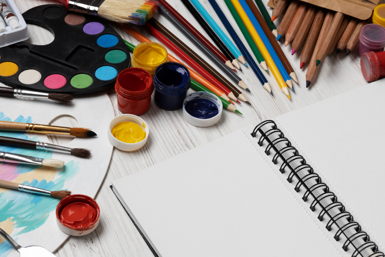 Ilustrasi art supplies. (Freepik)