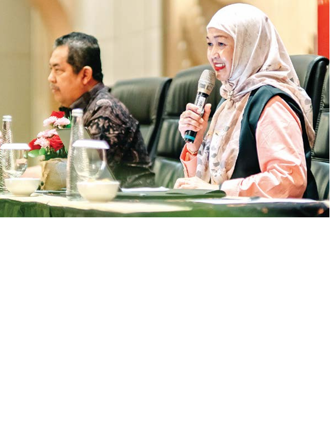 SAMPAIKAN PESAN: Dekan Fakultas Keguruan dan Ilmu Pendidikan (FKIP) UMM Prof Dr Trisakti Handayani MM (kanan) memberikan amanah kepada calon guru untuk mampu beradaptasi di era globalisasi.