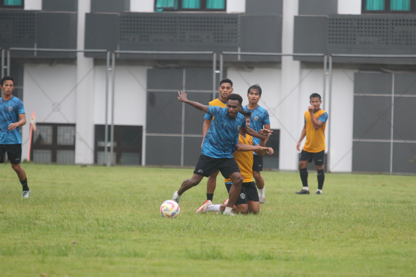 REUNI: Samuel Balinsa berusaha mempertahankan bola dalam internal game di Lapangan Universitas Brawijaya, Senin lalu (18/12).