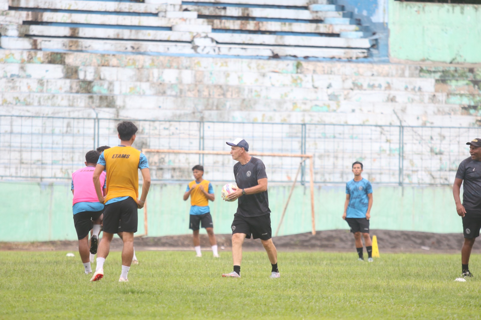 DI UJUNG TANDUK: Joel Cornelli (tengah) memberikan instruksi kepada para pemain Arema FC dalam sesi latihan di Stadion Gajayana, pekan lalu.