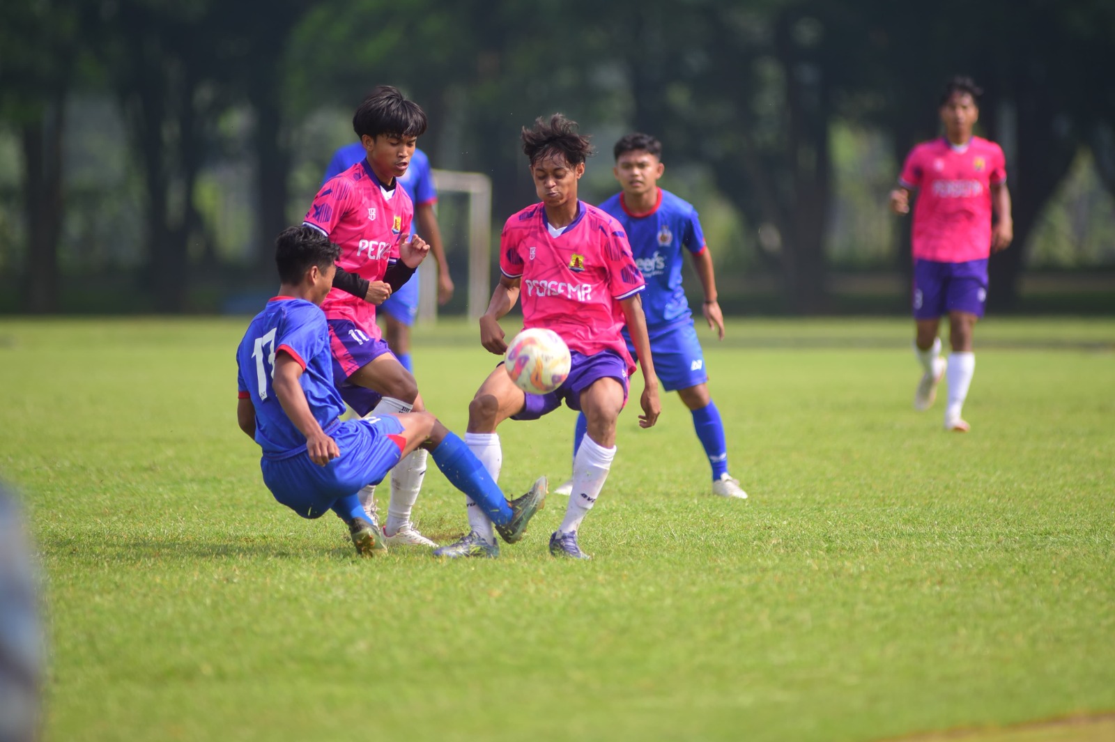 BANYAK PERTANDINGAN: Pemain Persema Malang (kiri) berjibaku berebut bola dalam laga uji coba lawan Arema Indonesia, Senin lalu (16/12).