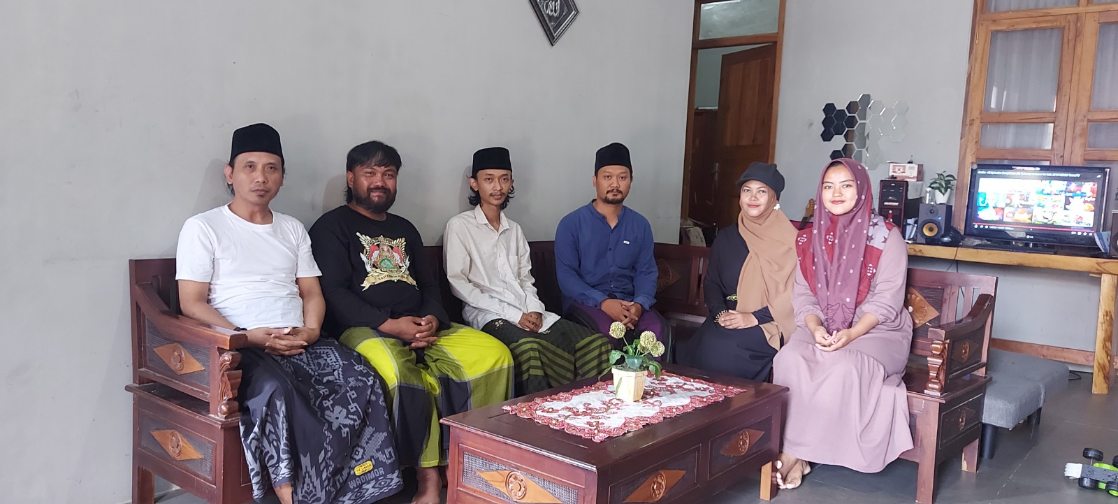 AKTIF LATIHAN: Muhammad Chilmi (tiga dari kiri) bersama rekan-rekannya dari Grup Gambus Hasyimi berkumpul di Ponpes Salafiyah, Desa Sukowilangun, Kecamatan Kalipare, kemarin.