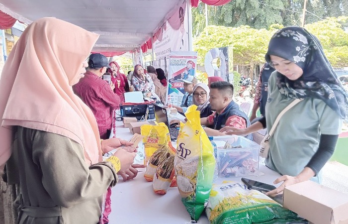 DIMINATI MASYARAKAT: Warga antre mendapatkan beras murah di Pasar Tumpang kemarin (19/12). Selain beras, pasar murah juga menyediakan komoditas lain.