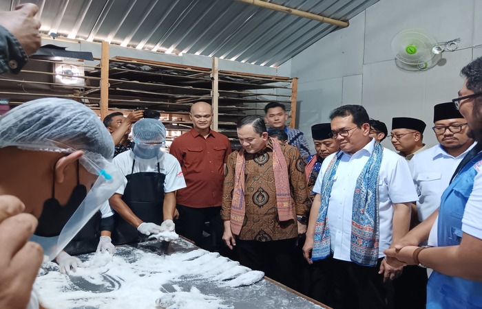 PRODUK LOKAL: Menteri Perdagangan (Mendag) RI Budi Santoso (tengah, kemeja putih) meninjau pabrik pengolahan ikan nila dan lele di Desa Sananrejo, Kecamatan Turen kemarin (19/12)