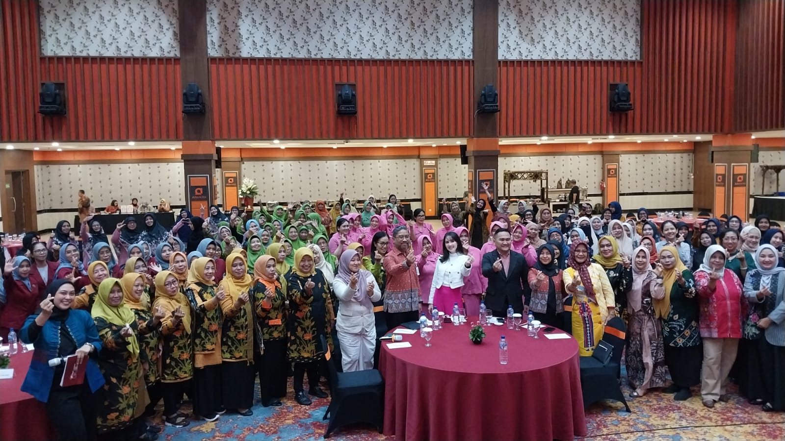 Ratusan peserta mengikuti sosialisasi kepada komunitas perempuan yang digelar OJK Malang di Aria Gajayana siang ini (20/12).