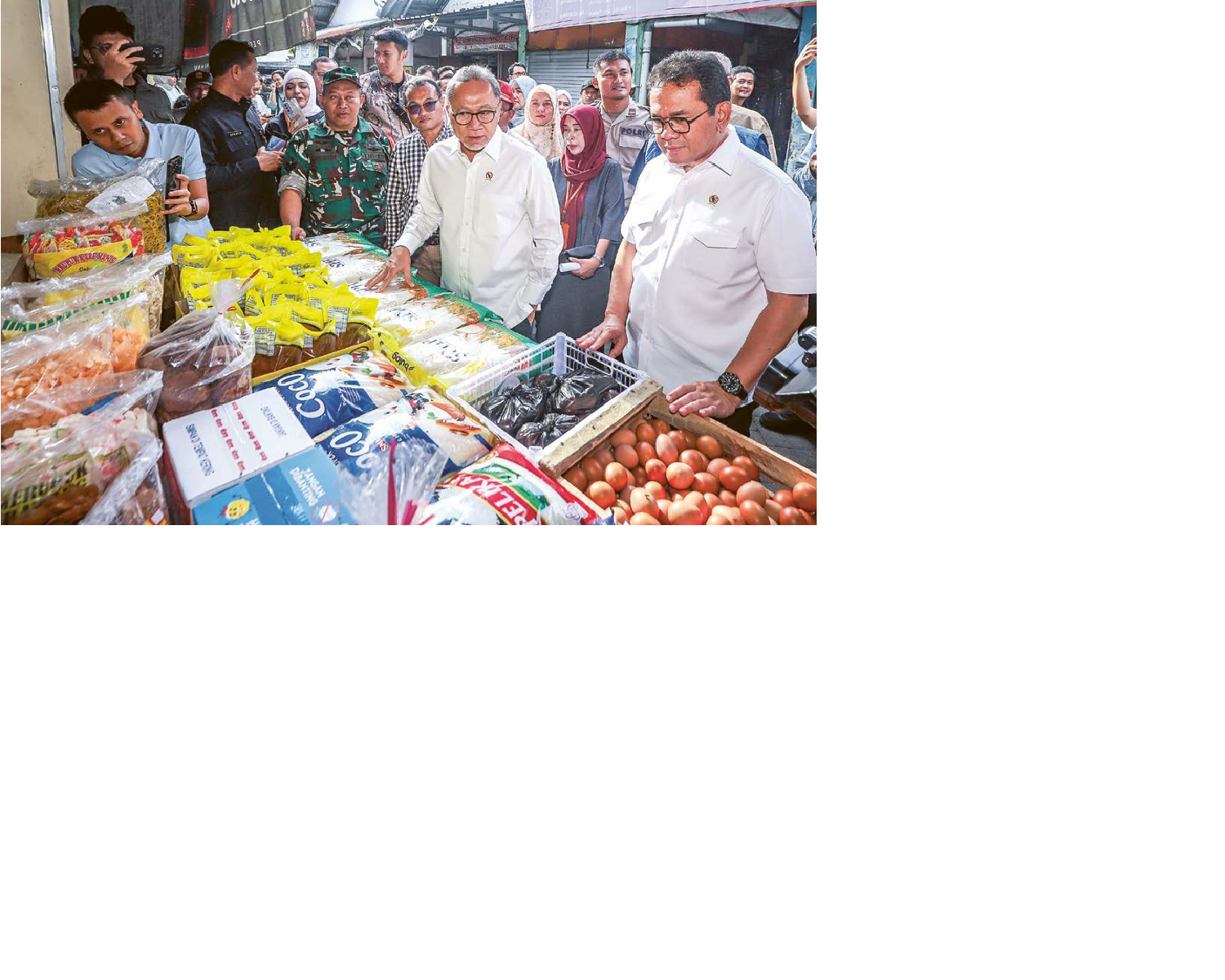 SIDAK PASAR: Menteri Koordinator Bidang Pangan Zulkifli Hasan dan Menteri Perdagangan Budi Santoso (kanan) memantau harga bapok kemarin. RIANA SETIAWAN/JAWAPOS