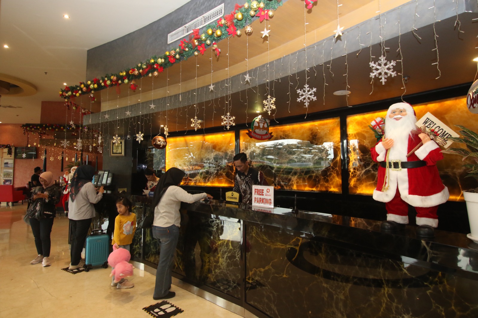 HARUS SEWAJARNYA: Sejumlah tamu memenuhi lobi Hotel Aria Gajayana, kemarin. Okupansi hotel yang meningkat umumnya diiringi kenaikan harga. SATRIA CAHYONO / RADAR MALANG