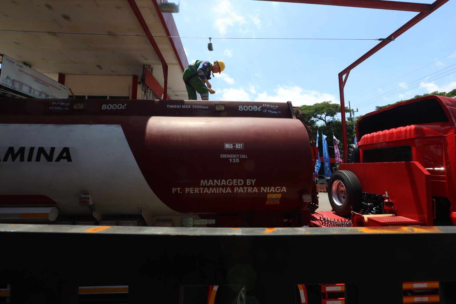 PASTIKAN STOK AMAN: Salah satu staf Pertamina Malang mengecek tangki BBM yang hendak melakukan pengiriman, Kamis lalu (19/12). DARMONO / RADAR MALANG