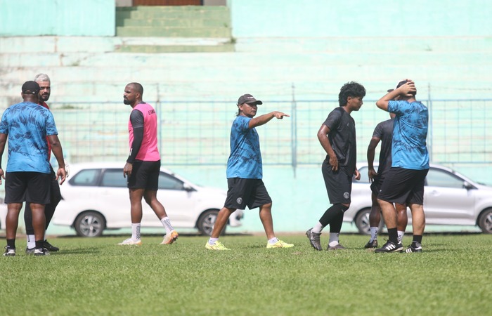 SELEKTIF: Assisten Pelatih Arema FC Kuncoro (tengah) mengoreksi kesalahan pemain dalam internal game di Stadion Gajayana, kemarin
