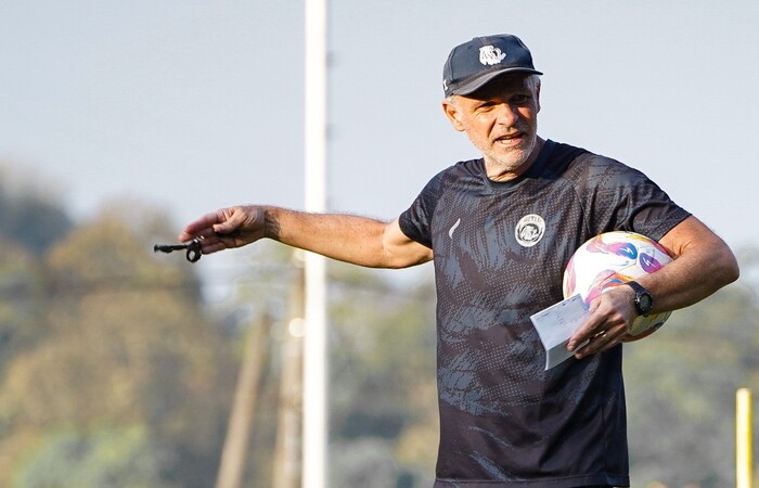 RINDU KELUARGA: Joel Cornelli memberikan instruksi kepada penggawa Arema FC dalam sesi latihan di ARG Soccer Field, beberapa waktu lalu.