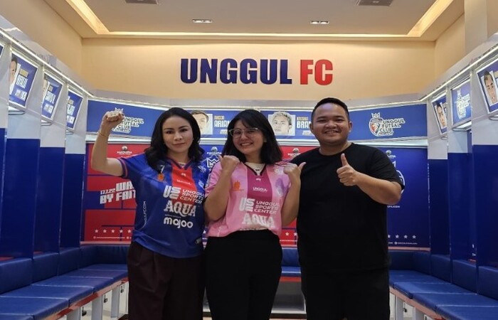 MENDAPAT APRESIASI: Owner Unggul FC Malang Nicola Reza Samudra (kanan) bersama Waketum PSSI Ratu Tisha (tengah) dan istri Narovo Morina Sinaga foto bersama di locker room pemain di Unggul Sport Center