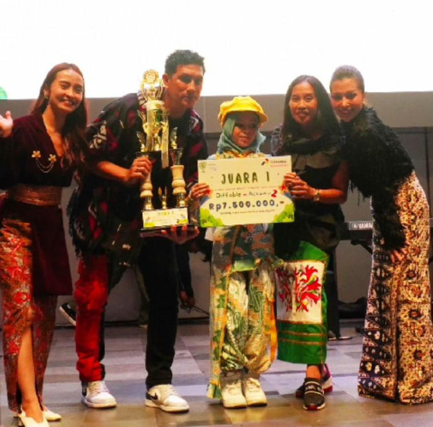 BIKIN BANGGA: Periah Juara 1 Lomba Unjuk Bakat Diffable in Action Vol 2 Amira Hasan Assegaff (tengah), siswi kelas 2 SLB Idayu 1 Malang.