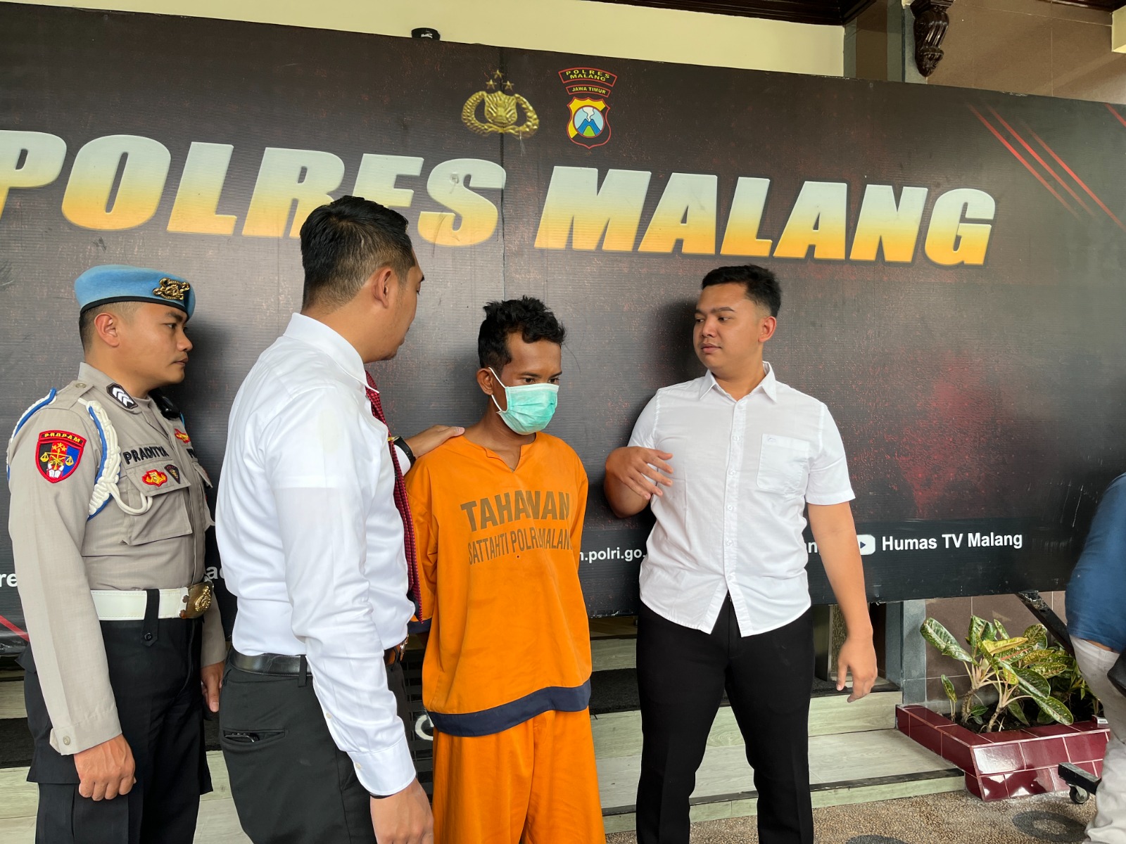 KARENA CEMBURU: Paring M. Nuari  ditampilkan ke hadapan awak media di  mapolres malang kemarin (20/12).  Pria berusia 32 itu ditangkap setelah  membunuh kekasihnya di Desa Jenggolo.