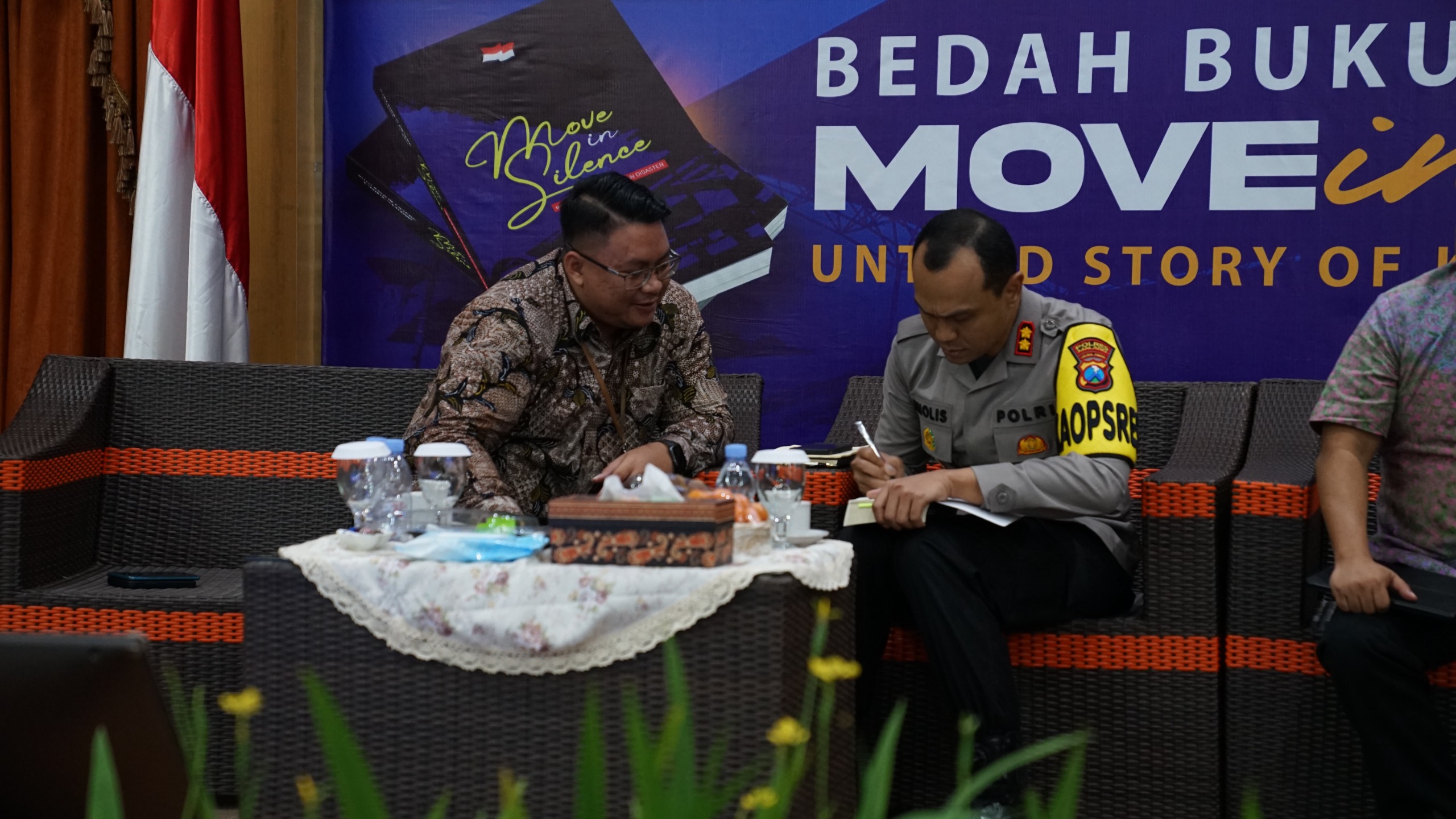 Kapolres Malang, AKBP Putu Kholis Aryana, merefleksikan tragedi Kanjuruhan dalam buku Move In Silence yang dibedah di UB bersama akademisi, media, mahasiswa dan masyarakat.