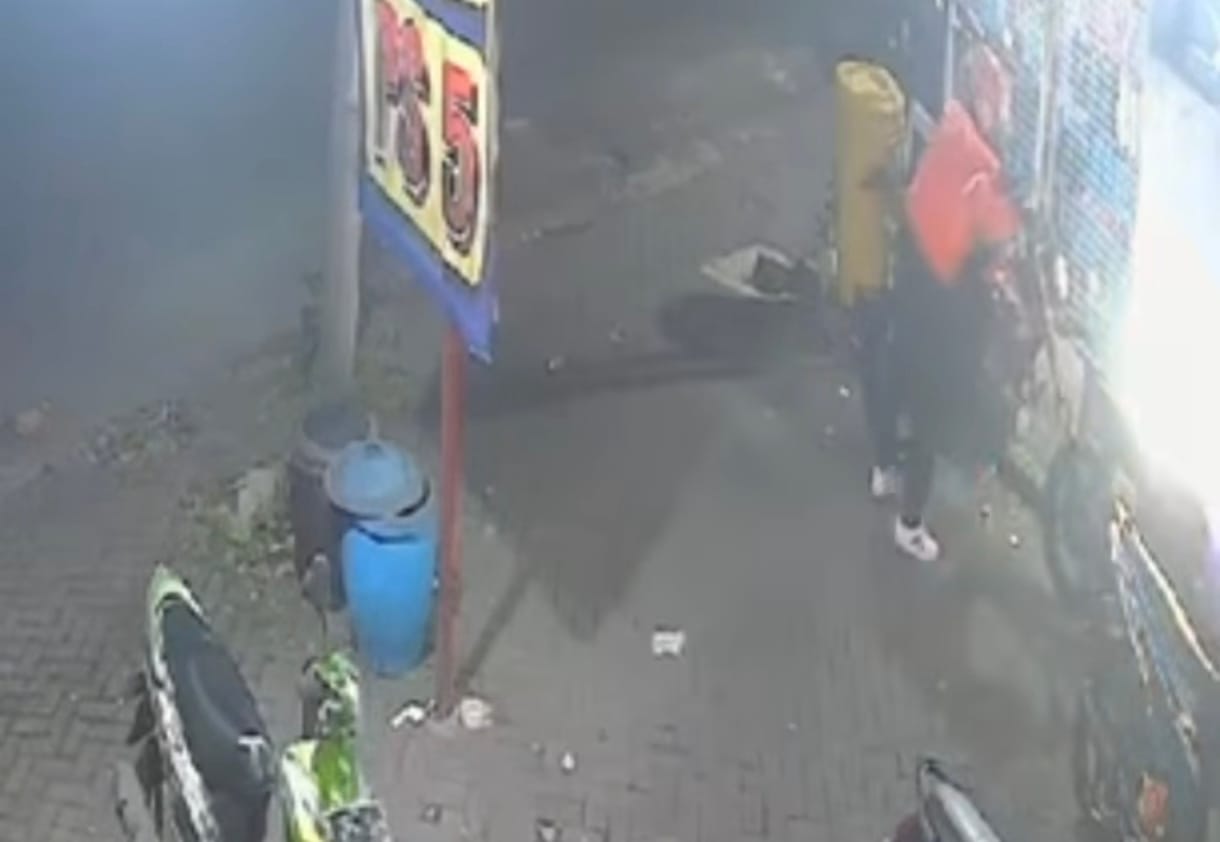 TERJADI KEMBALI: Aksi pencurian sepeda motor Honda CRF di daerah Kendalsari, Lowokwaru, Kota Malang terekam CCTV. Pencuri tampak tenang dan menggunakan pakaian Driver Shopee saat melancangkan aksinya.
