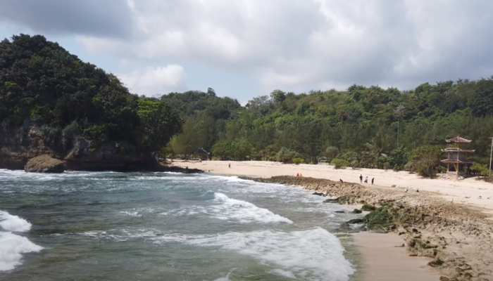 Pantai Batu Bengkung Kabupaten Malang (Foto Tangkapan layar video Youtube/Andika Hariadi)