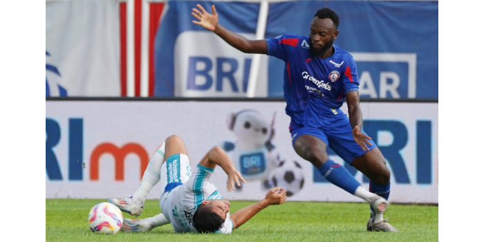 SESUAI HARAPAN: Charles Lokolingoy (kanan) berupaya melewati hadangan pemain PSBS Biak Fabiano Beltrame, kemarin sore. Lokolingoy menyumbang satu gol di laga tersebut.
