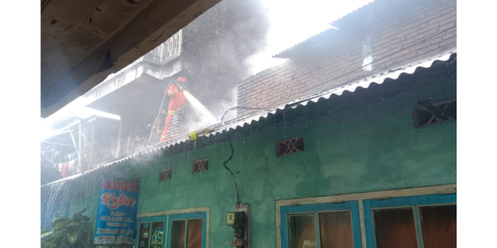RUGI PULUHAN JUTA: Petugas Damkar Kota Batu berupaya memadamkan api di lantai dua rumah warga di Jalan Semeru, Kelurahan Sisir, kemarin pagi (21/12).