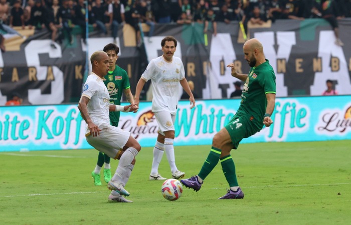 SETIA: Wiliam Marcilio (kiri) berebut bola dengan gelandang Persebaya M. ashid dalam laga BI Liga 1 pekan ke-13, 7 Desember lalu.