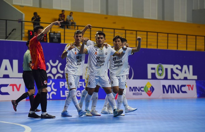 START BAGUS: Para pemain Unggul FC Malang merayakan gol pertama dalam laga melawan Halus FC di GOR Bung Karno, Sukorejo, kemarin.