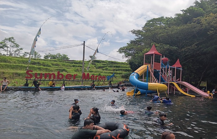 DIBANJIRI WISATAWAN: Wisatawan menikmati kesejukan air di Sumber Maron, Desa Karnagsuko, Kecamatan Pagelaran kemarin.