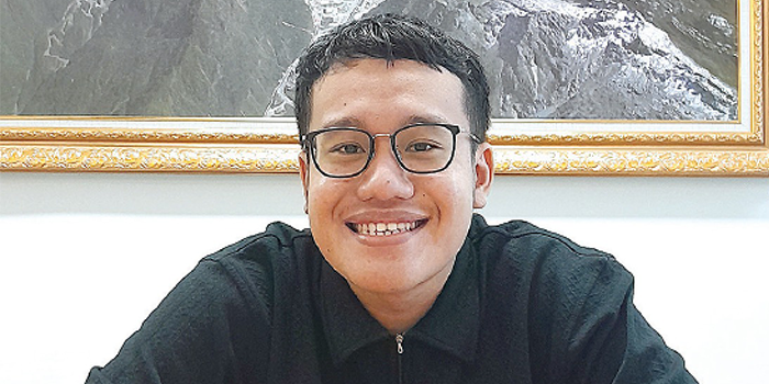 BERPRESTASI: Kylix Eza Saputra menjadi wisudawan terbaik UB karena mampu mengembangkan aplikasi tentang kuliner.