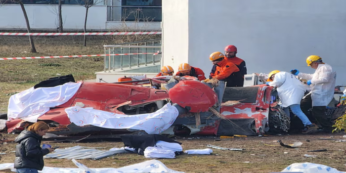Kepolisian memeriksa reruntuhan helikopter ambulans (Foto: REUTERS/Kenan Gurbuz)