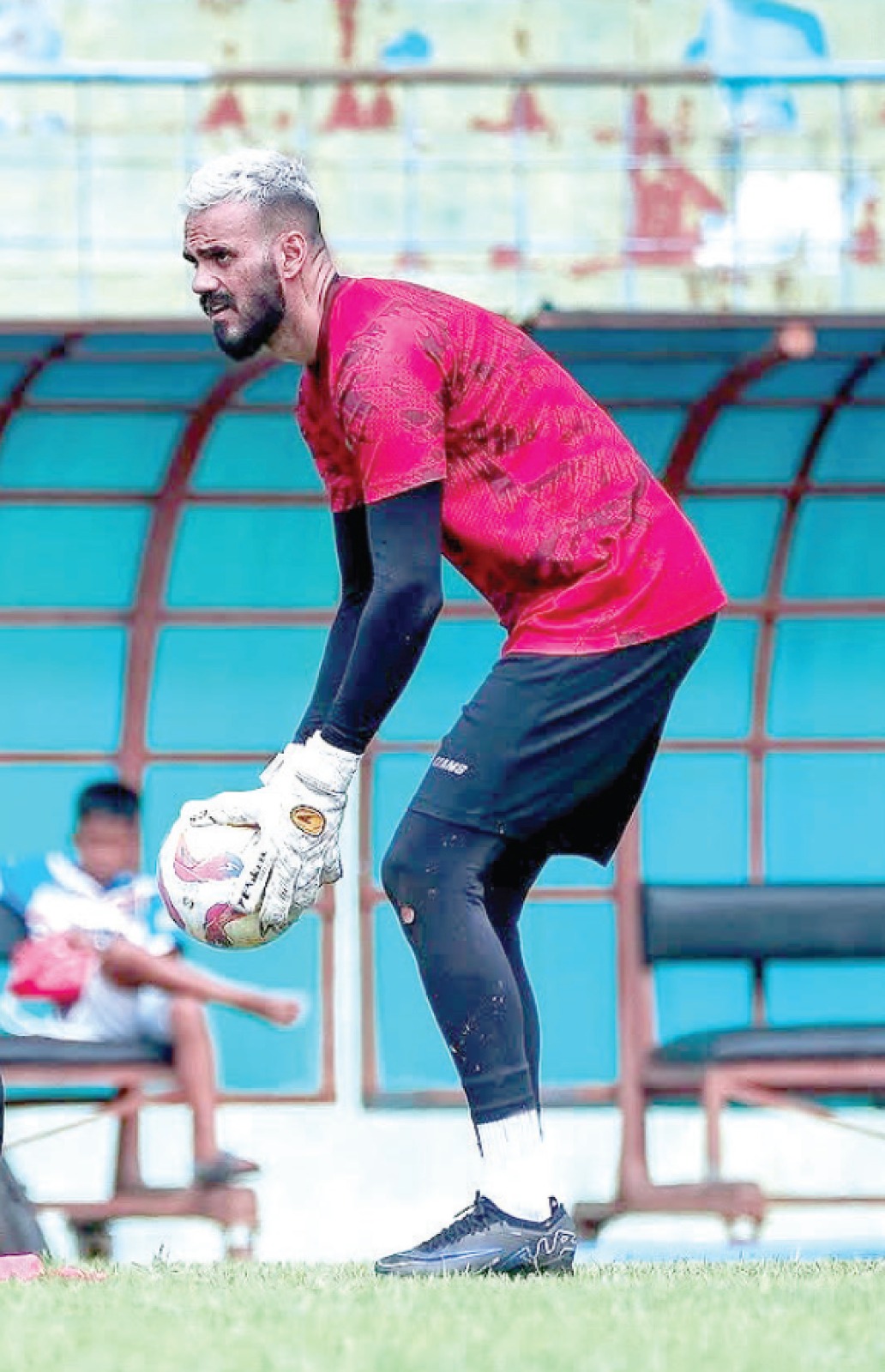 MENJANJIKAN: Lucas Frigeri bersiap melepaskan umpan dalam sesi latihan di Stadion Gajayana, Kota Malang, Jumat lalu (20/12). MO AREMA FC FOR RADAR MALANG