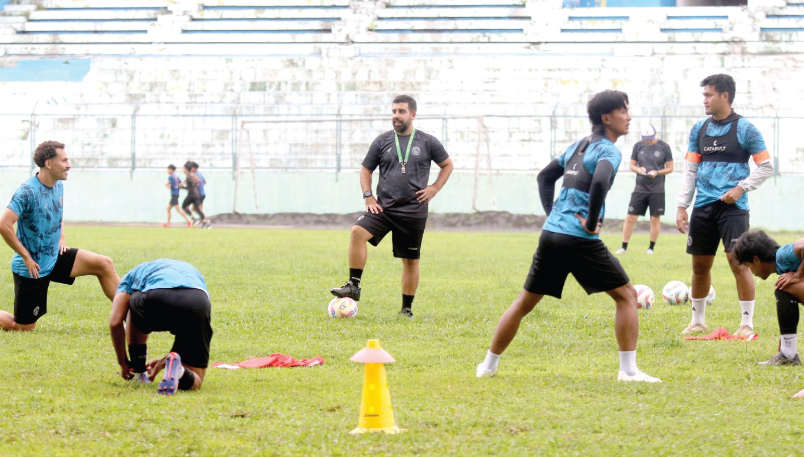 BERTAHAN:Gustavo Correa (tengah) berbincang dengan Pablo Oliveira dalam sesi latihan di Stadion Gajayana, Kota Malang, Jumat (20/12). SATRIA CAHYONO/RADAR MALANG