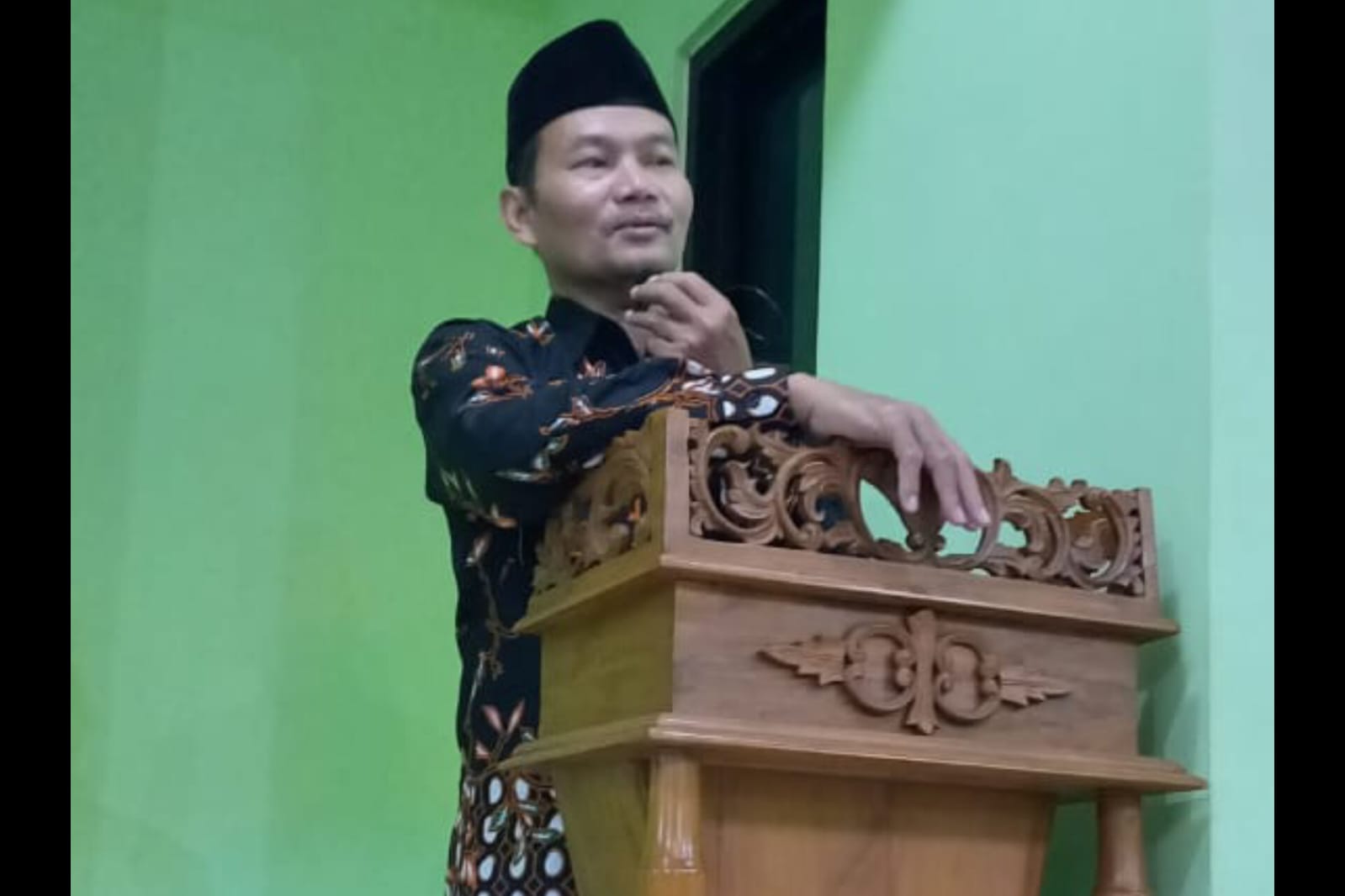 TEKANKAN PERAN ORANGTUA. Ustadz Drs. Bambang Mulyadi saat menyampaikan tausiyah di hadapan orangtua siswa di masjid sekolah.