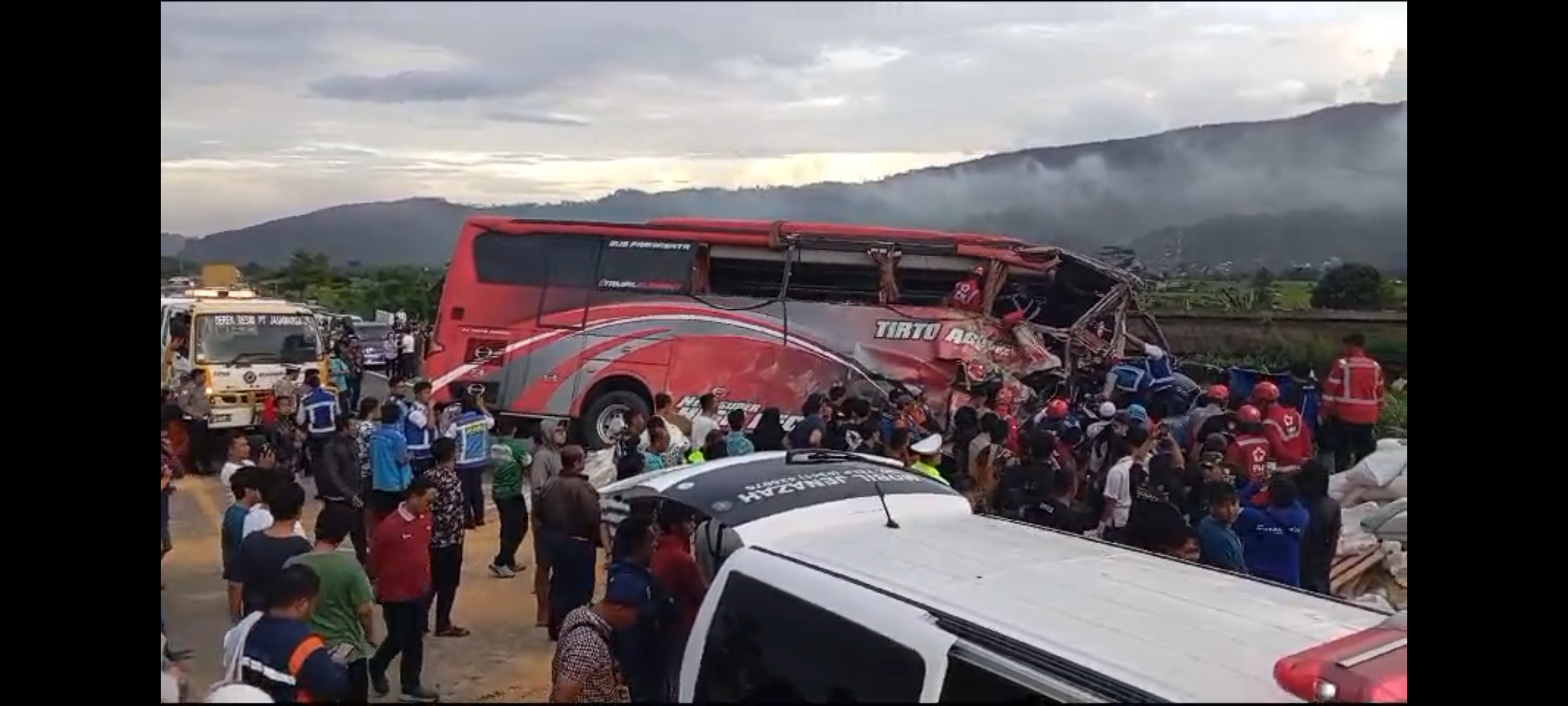 Bus pariwisata yang mengalami kecelakaan maut di tol Malang Pandaan KM 77+200 sekitar Lawang