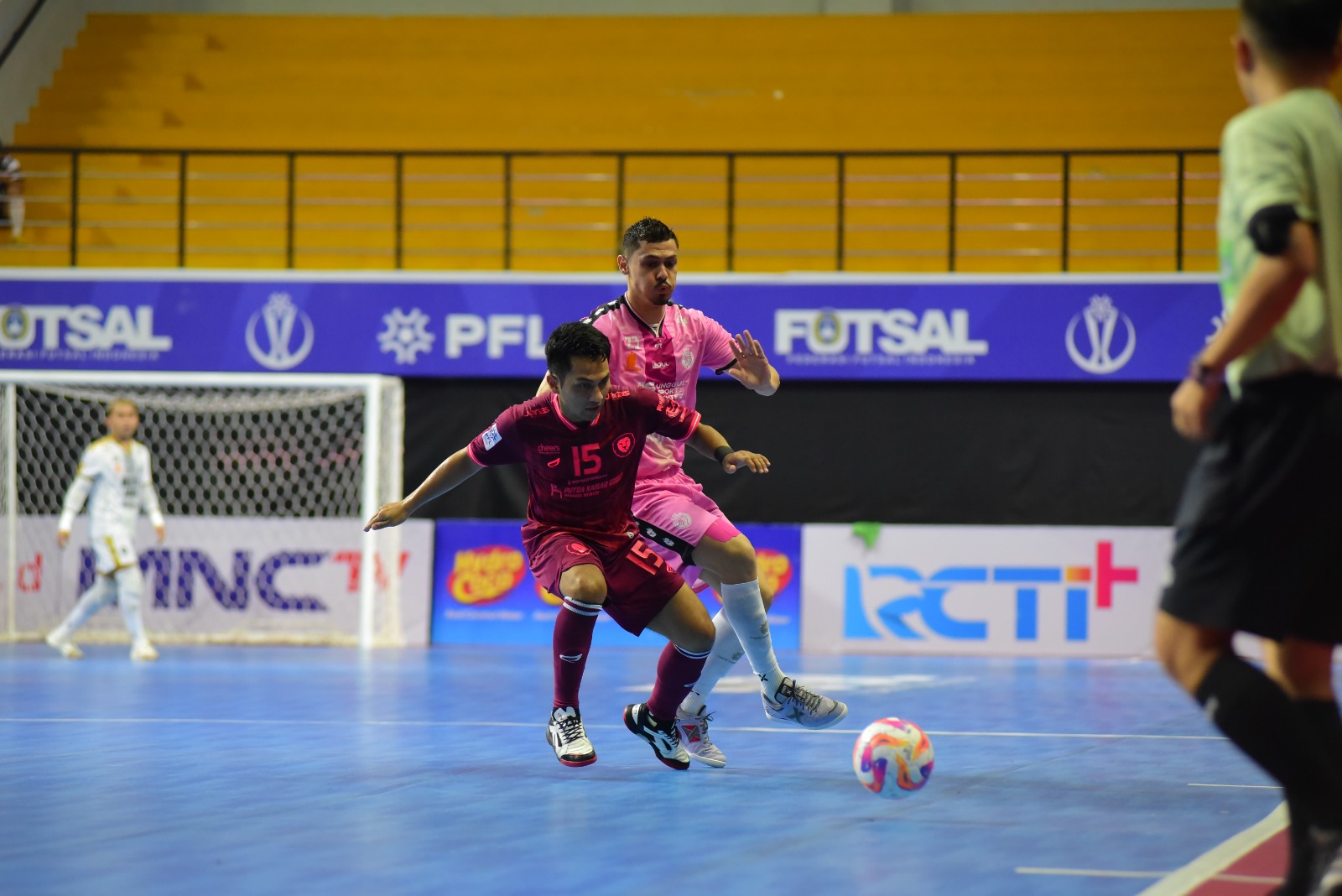 CAPAI TARGET: Legiun asing Unggul FC Malang Well Pereira (kanan) menempel ketat pemain Mocongbulo FC dalam laga PFL pekan ke-2, kemarin. MO UNGGUL FC MALANG FOR RADAR MALANG