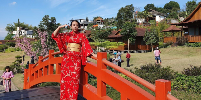 Seorang Wanita di The Onsen Hot Spring Resort yang Tampak Seperti di Jepang (Foto: Gmaps Franciscus Tannos)