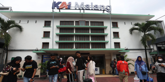DATANG DAN PERGI: Para calon penumpang bersiap memasuki Stasiun Malang kemarin.