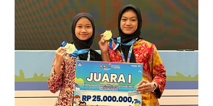 PENELITI: Shafa Azmi Nadhira (kanan) dan Nastiti Nicken Dyah Ayu Apsari menunjukkan medali emas yang mereka raih dalam Olimpiade Penelitian Siswa Indonesia (OPSI) 2024 di Jakarta pada November lalu.