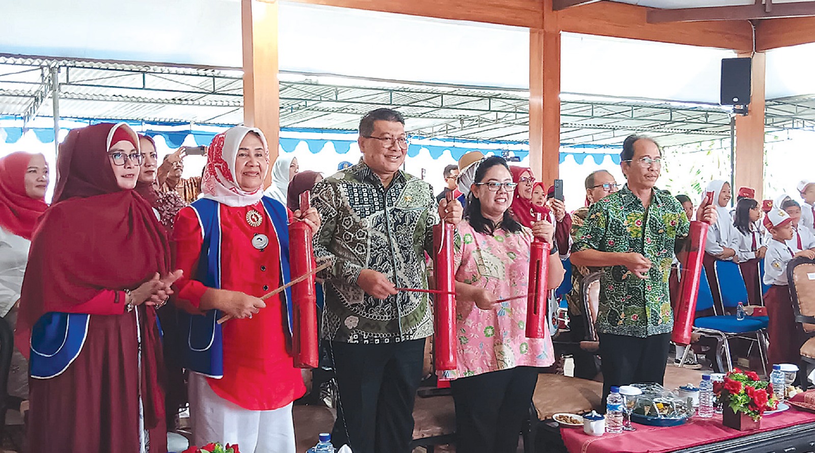 TRADISIONAL: Wakil Bupati Malang (tengah) menabuh kentongan sebagai simbol peluncuran uang Bersama Indonesia (BI) di balai Desa Kalisongo, Kecamatan Dau, kemarin (22/12).