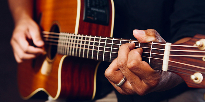 Ilustrasi seseorang bermain gitar.