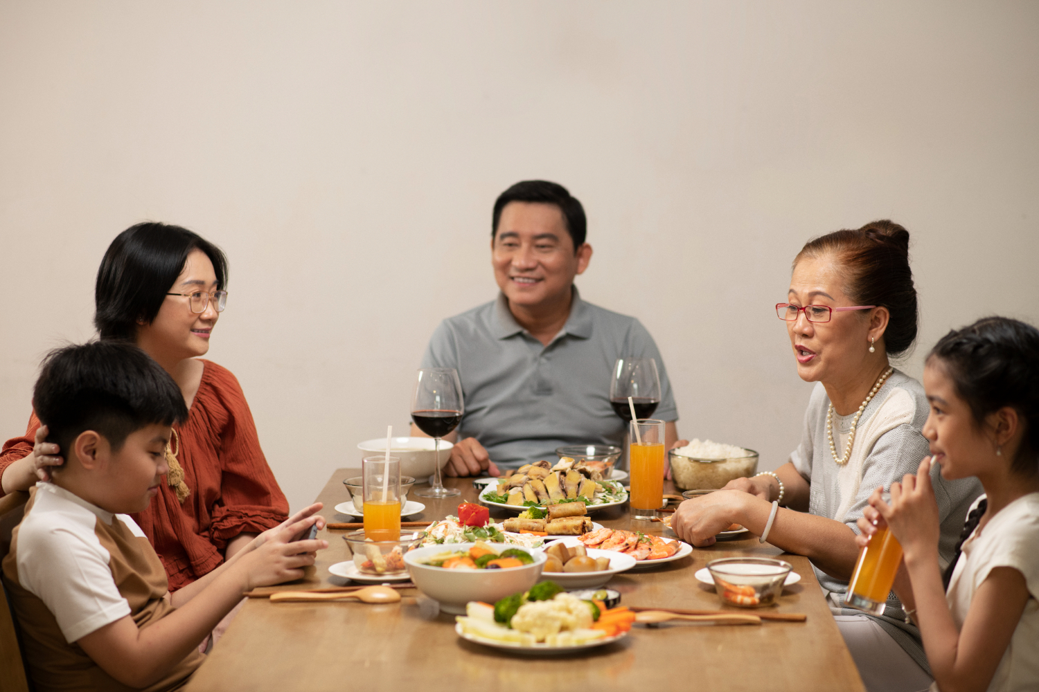 Ilustrasi makan bersama keluarga. (Freepik)