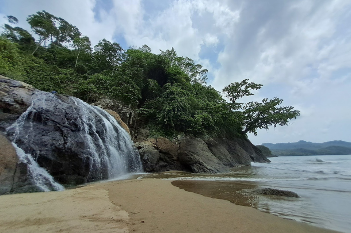 Pantai Banyu Anjlok, pesona air terjun dan birunya laut jadi satu (Google Maps Putri F. Windiningtyas).