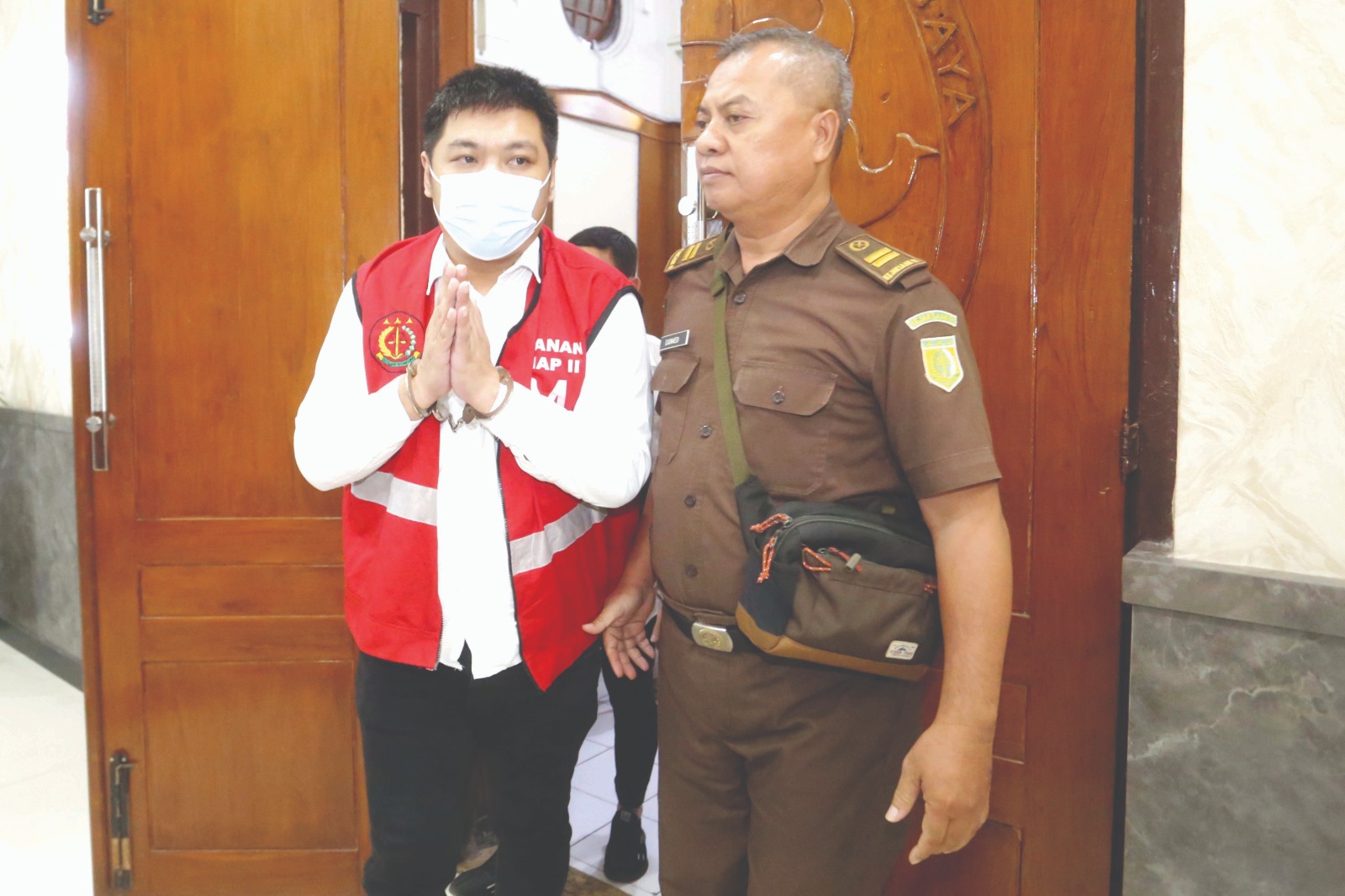 TETAP BERSALAH: Putra Wibowo (kiri) saat disidang di Pengadilan Negeri Surabaya. Vonis untuk Putra di Pengadilan Tinggi Surabaya tidak berubah. ROBERTUS RISKY/JAWA POS