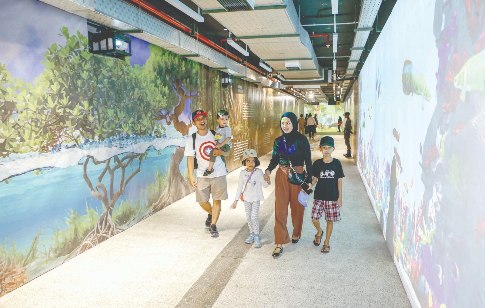 BARU DIBUKA: Pengunjung berjalan di tunnel yang menghubungkan Terminal Intermoda Joyoboyo (TIJ) menuju Kebun Binatang Surabaya (KBS) kemarin. DIPTA WAHYU/JAWA POS